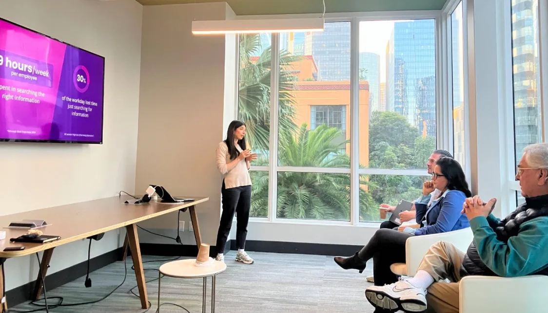 Martina Biscuola presenta Neurally a San Francisco, davanti ai grattacieli di downtown.