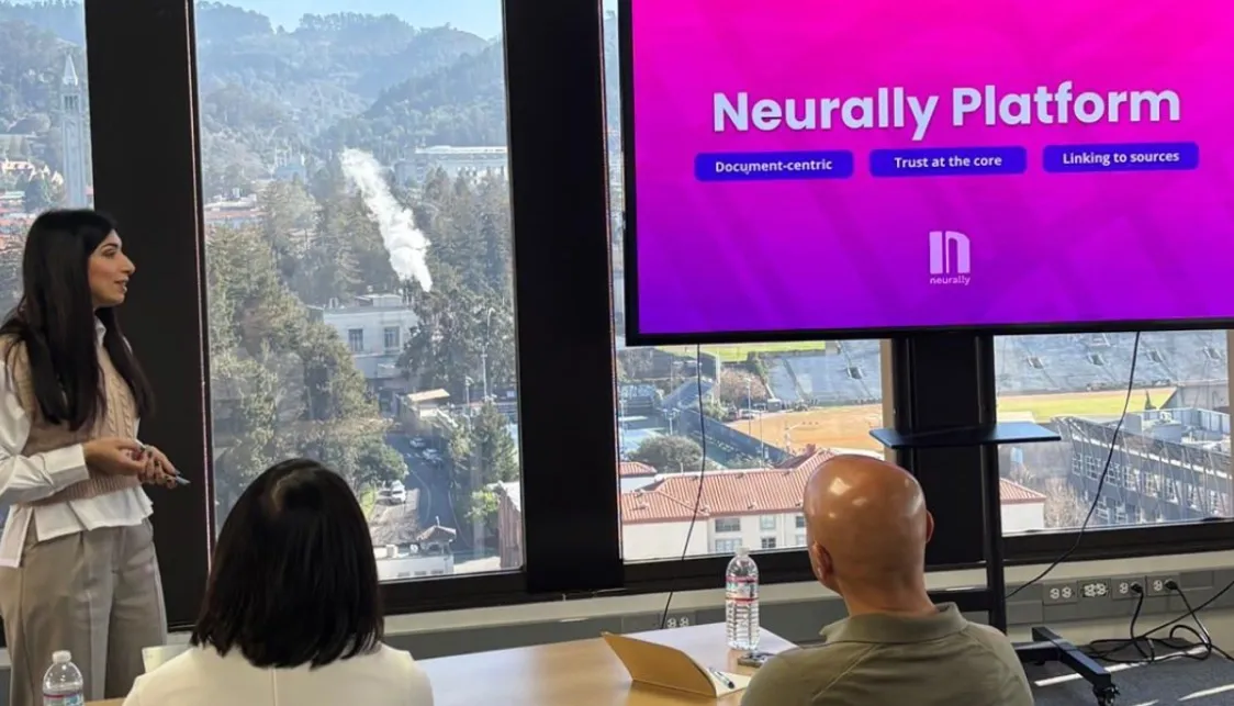 Il pitch di Neurally a SkyDeck, l’acceleratore della UC Berkeley, con il campus sullo sfondo.